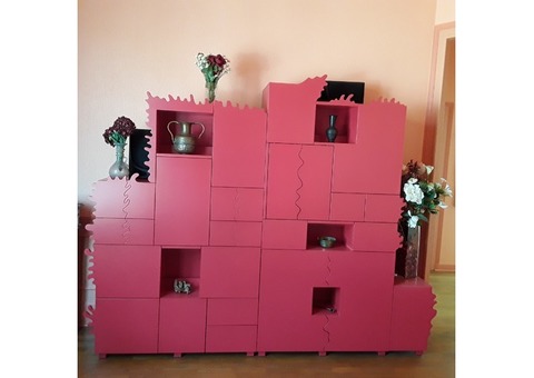 Meuble de rangements en bois laqué rouge avec éclairage dans les niches