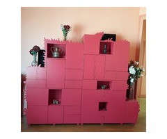 Meuble de rangements en bois laqué rouge avec éclairage dans les niches