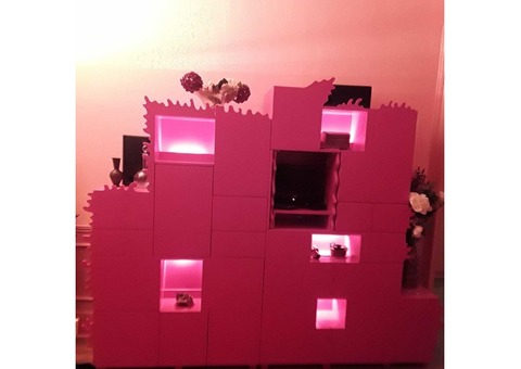 Meuble de rangements en bois laqué rouge avec éclairage dans les niches