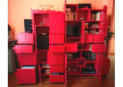 Meuble de rangements en bois laqué rouge avec éclairage dans les niches