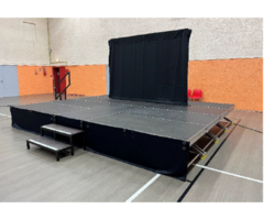 Estrade praticables SAMIA 20 m² 10 12 m escaliers rambarde jupes accessoires