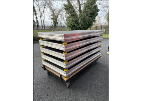Estrade praticables SAMIA 20 m² 10 12 m escaliers rambarde jupes accessoires