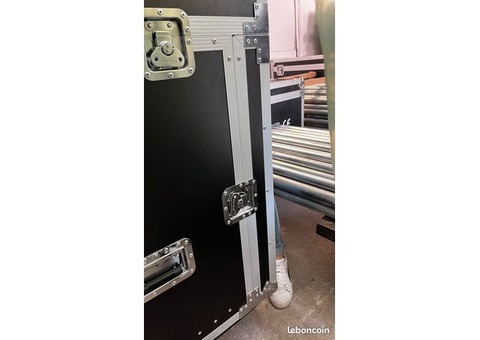 Scène 12m2 noire H60cm avec jupe de scène