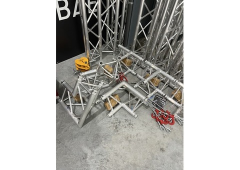 Structure Global Truss F33 gril 7 75 m avec traverse centrale