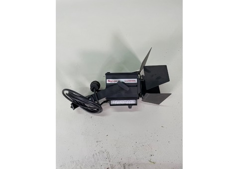 Projecteur miniFresnel 300W Spotlight Milano avec volets 4 faces et pince Doughty