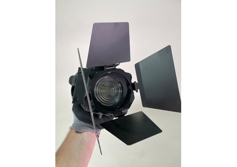Projecteur miniFresnel 300W Spotlight Milano avec volets 4 faces et pince Doughty