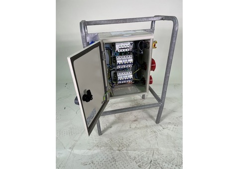 Armoire électrique de chantier triphasée 6 prises avec arrêt durgence
