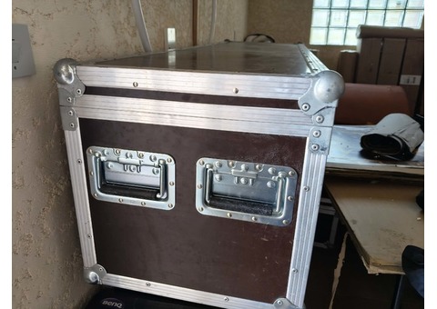 Un ou deux flycase de la marque THON