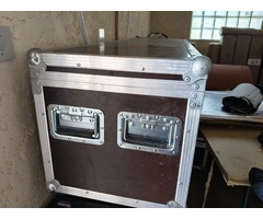 Un ou deux flycase de la marque THON