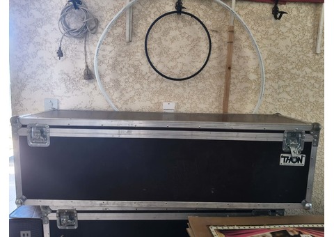 Un ou deux flycase de la marque THON