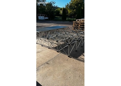 Scène 12m2 noire H60cm avec jupe de scène