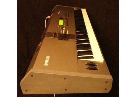 Workstation Synthétiseur Yamaha Motif 8 - 88 notes touché lourd - Pack complet